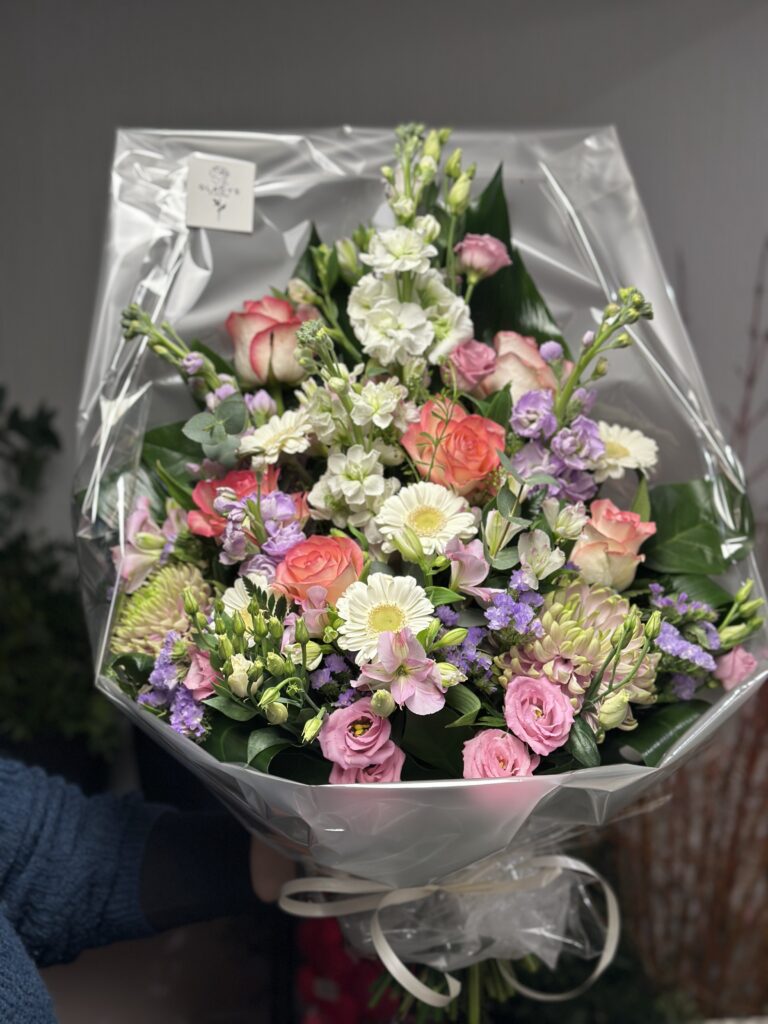 Gerbe de fleurs pour fun&eacute;railles aux tons roses et blancs &mdash; Gladys Fleurs Bruxelles