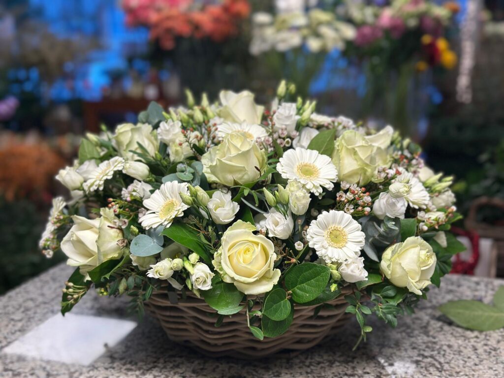 Panier en osier garni de fleurs blanches &mdash; Cr&eacute;ation Gladys fleurs Bruxelles