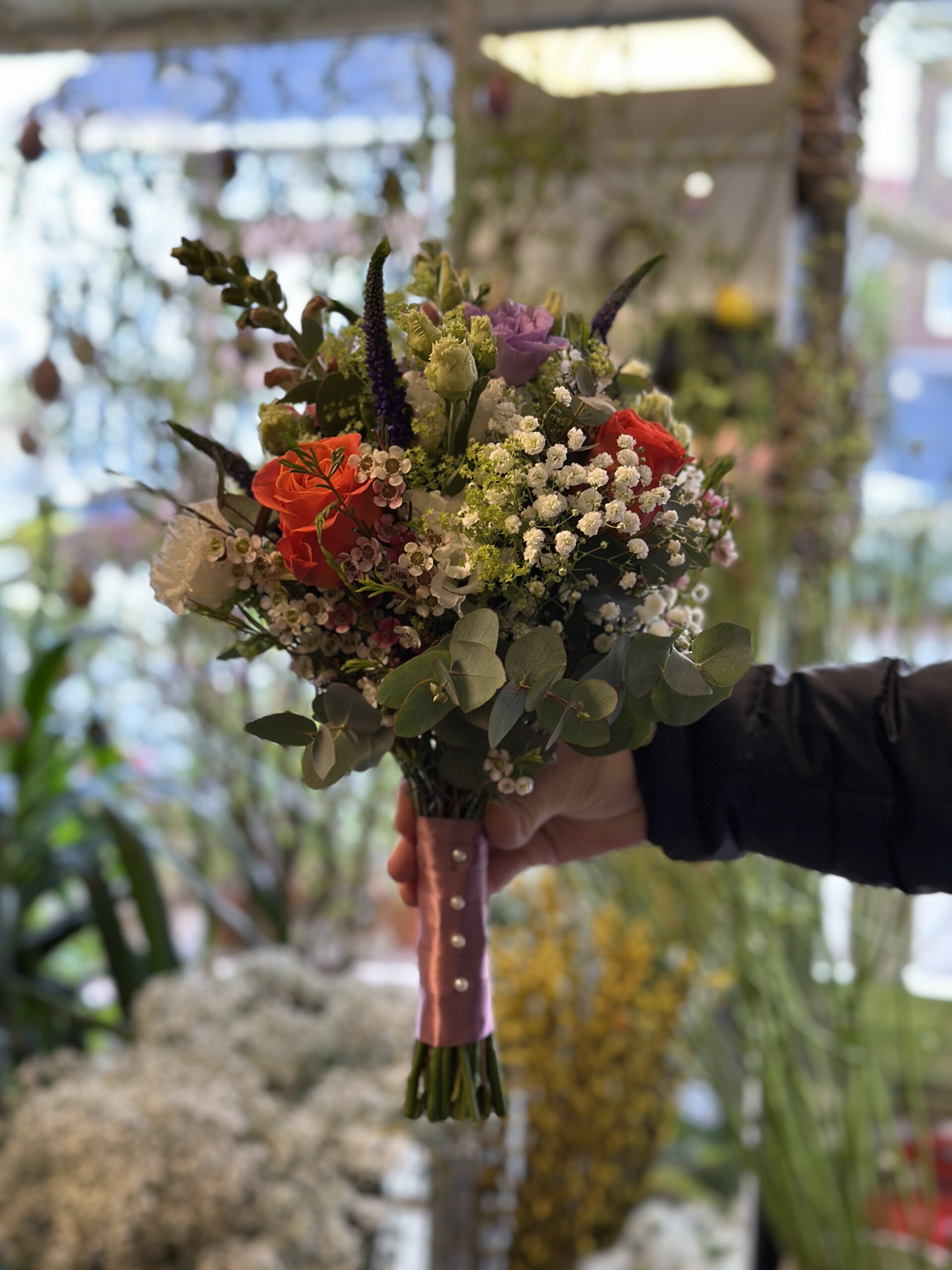 Bouquet de mariée romantique composé exclusivement de pivoines blanches fraîches et de gypsophile violet discret — Gladys Fleurs Bruxelles